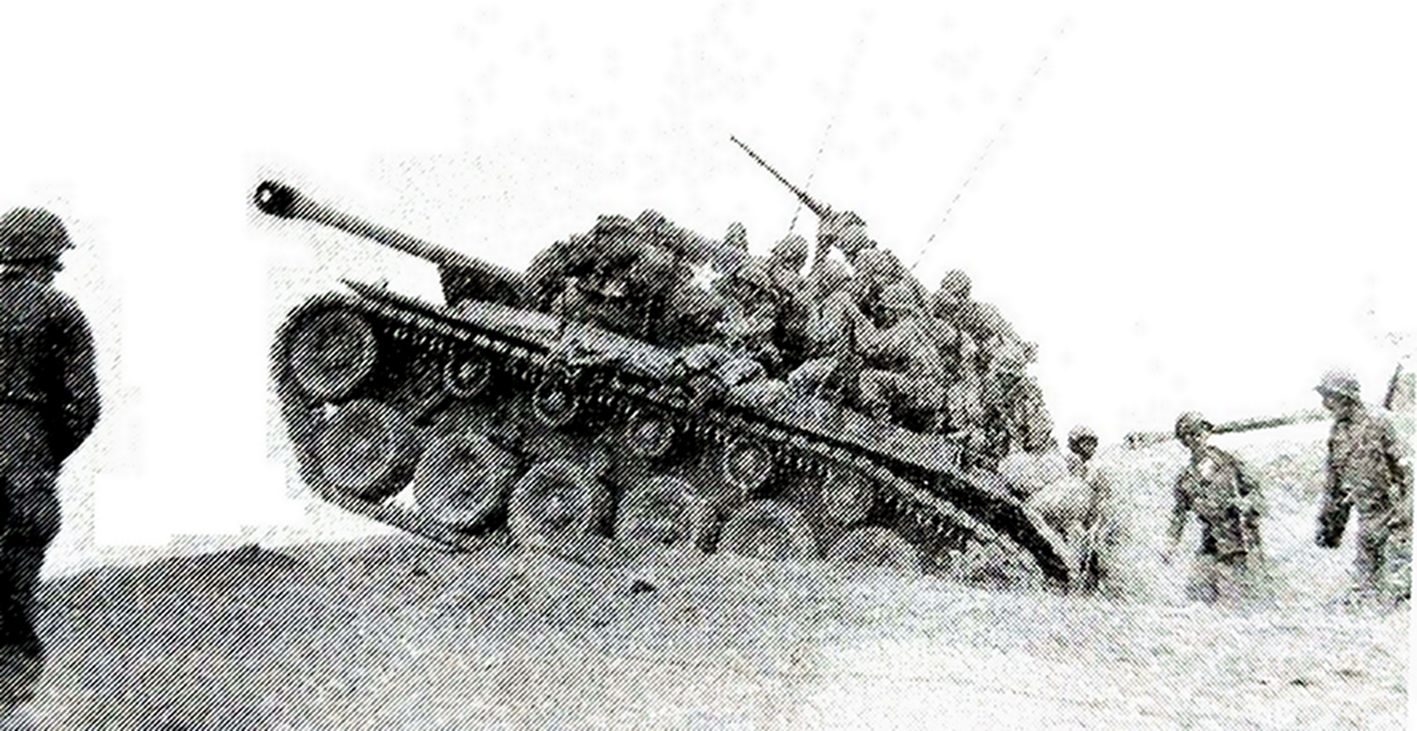 一辆搭载多名美军士兵作行进测试的M26「潘兴」重型坦克。