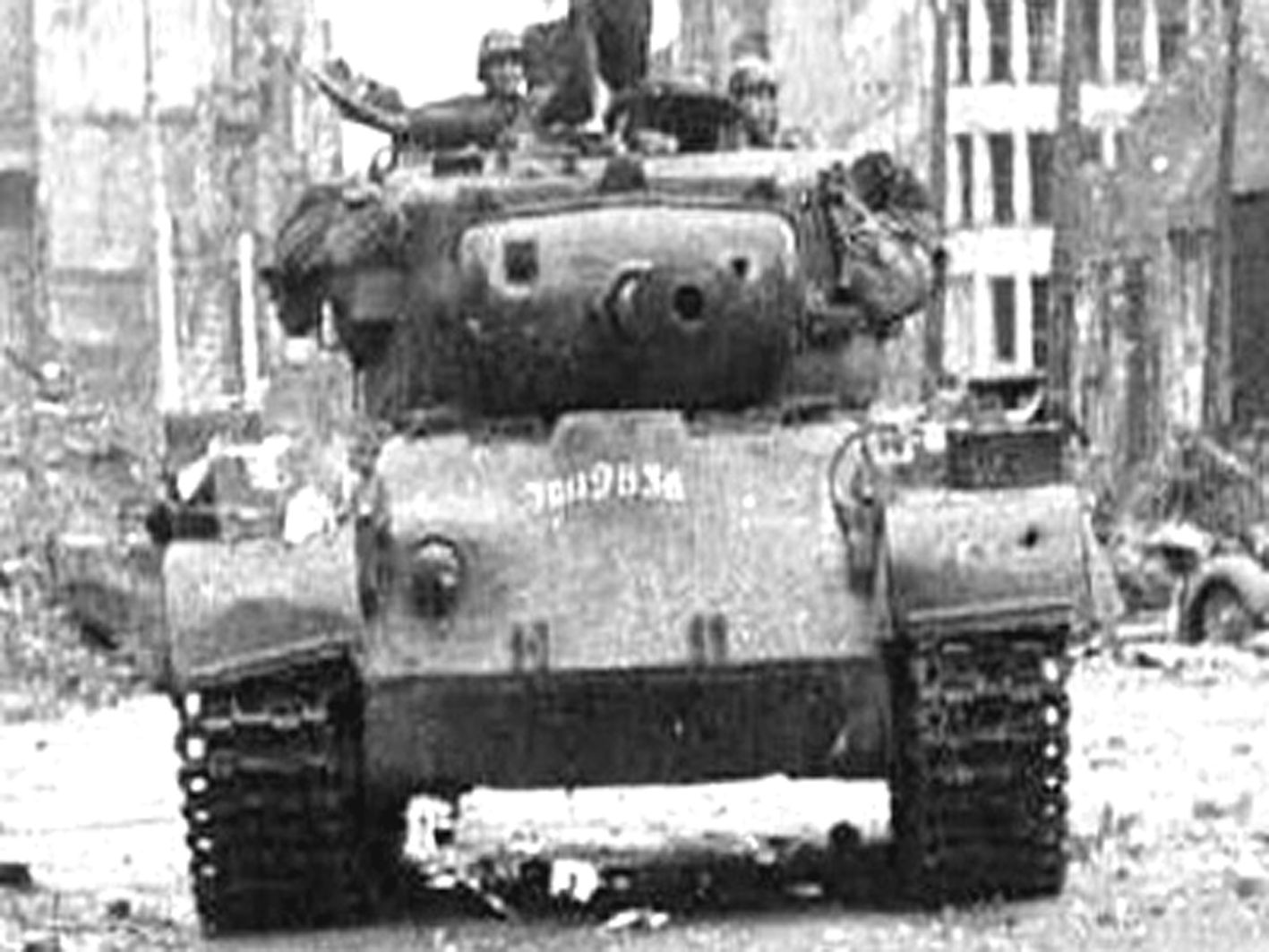 1945年春,在德国作战的一辆美军M26「潘兴」重型坦克,坦克防护装甲上还留有弹孔。