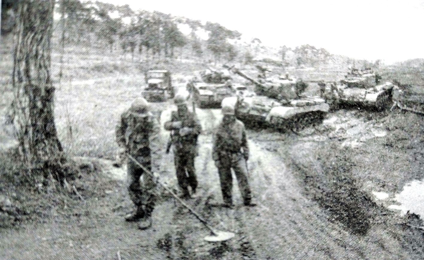 3个美军士兵正在探雷,为一队M26「潘兴」重型坦克开辟前进道路。