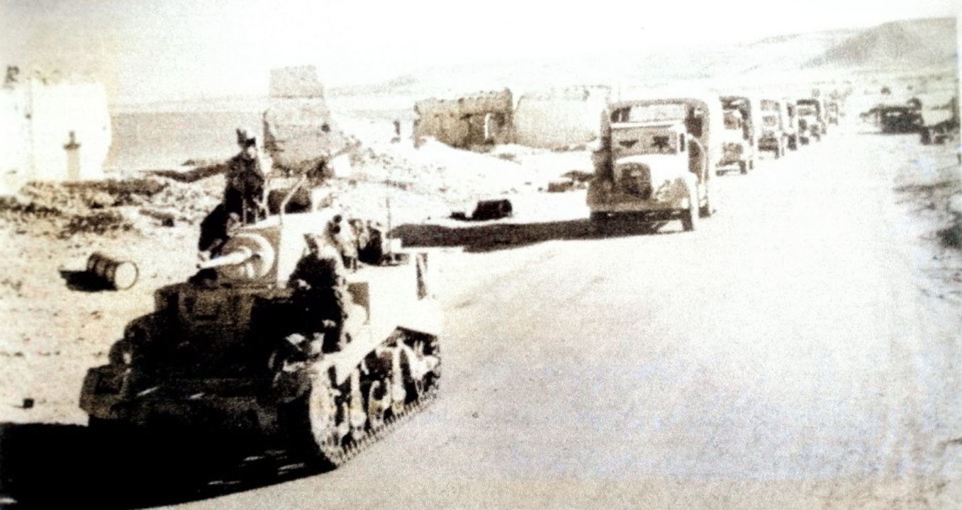1942年8月,英军第10装甲师的M3轻型坦克正在埃及护送一队运输车辆。