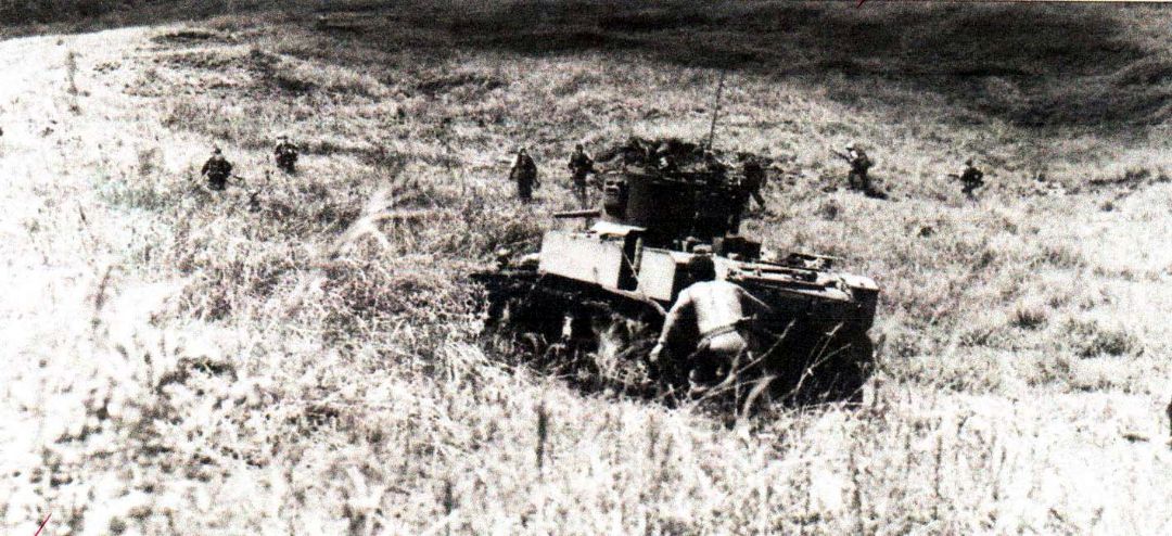 1943年秋,在所罗门群岛新乔治亚岛上支援美国海军陆战队推进的美军744坦克营C连的一辆M3A1轻型坦克。