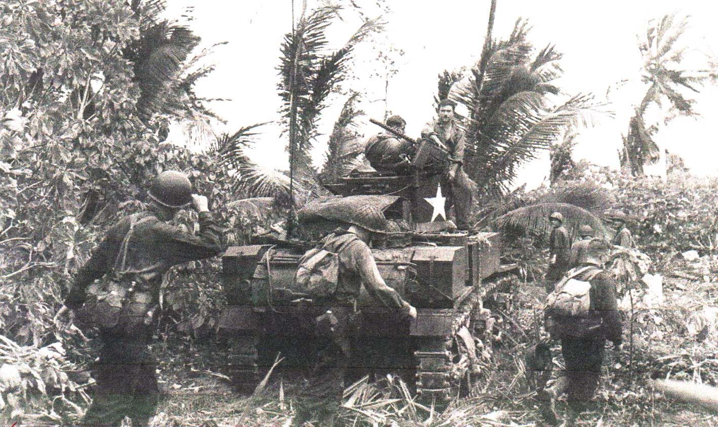 1944年1月31日,在马绍尔群岛卡尔森岛作战中,支援美军第7步兵师进攻行动的767坦克营的一辆M3A1轻型坦克。