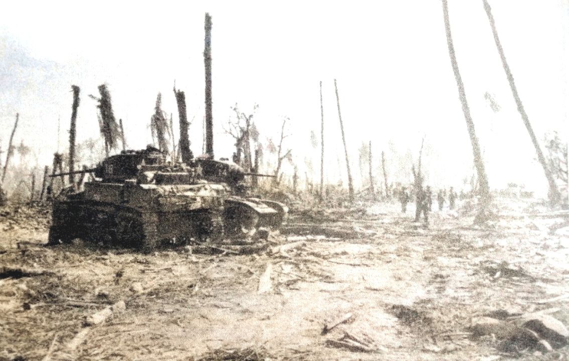 1944年2月6日,正在马绍尔群岛上支援美军第7步兵师战斗的一辆M3A1轻型坦克。