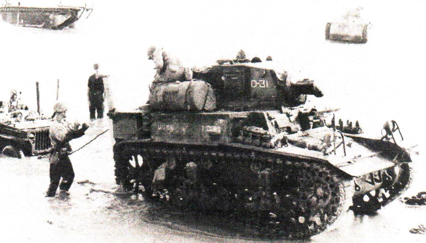 1944年7月25日,「塞班岛战役」期间,一辆隶属美军第2坦克营的M3A1喷火坦克在塞班岛登陆,该坦克改装了撒旦喷火装置,车身临时用浮筒来替代标准的涉水浮渡装置。