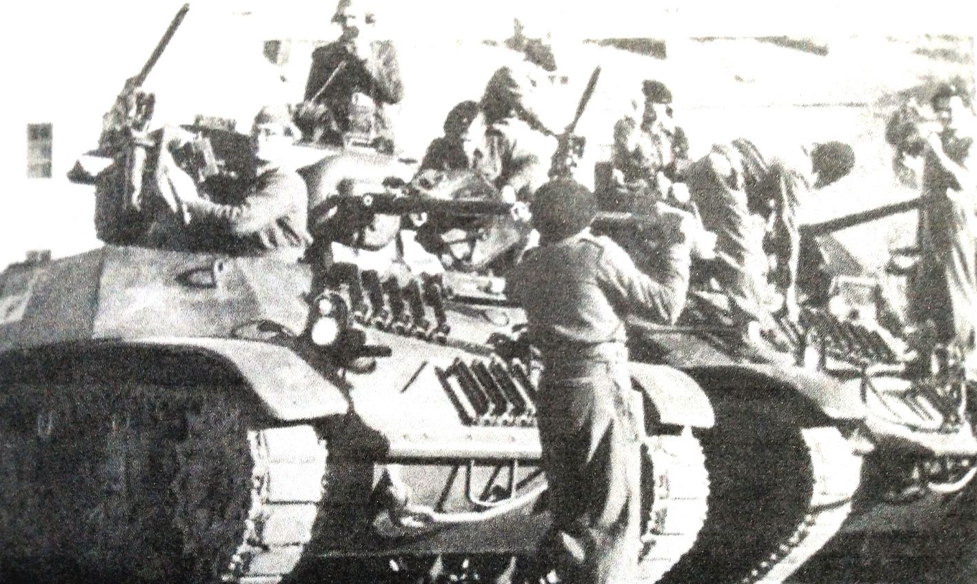 1944年,南斯拉夫第1装甲旅战士正在清洗M3A3坦克。这些坦克是由盟军提供的,1944年提供了56辆,南斯拉夫共产党铁托领导的游击队依靠这些M3A1和M3A3坦克成立了第1装甲旅。