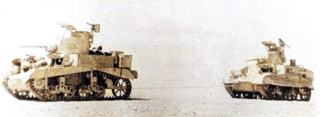 1942年,在利比亚,一辆英军的M3轻型坦克拖带着另一辆战损的M3坦克。