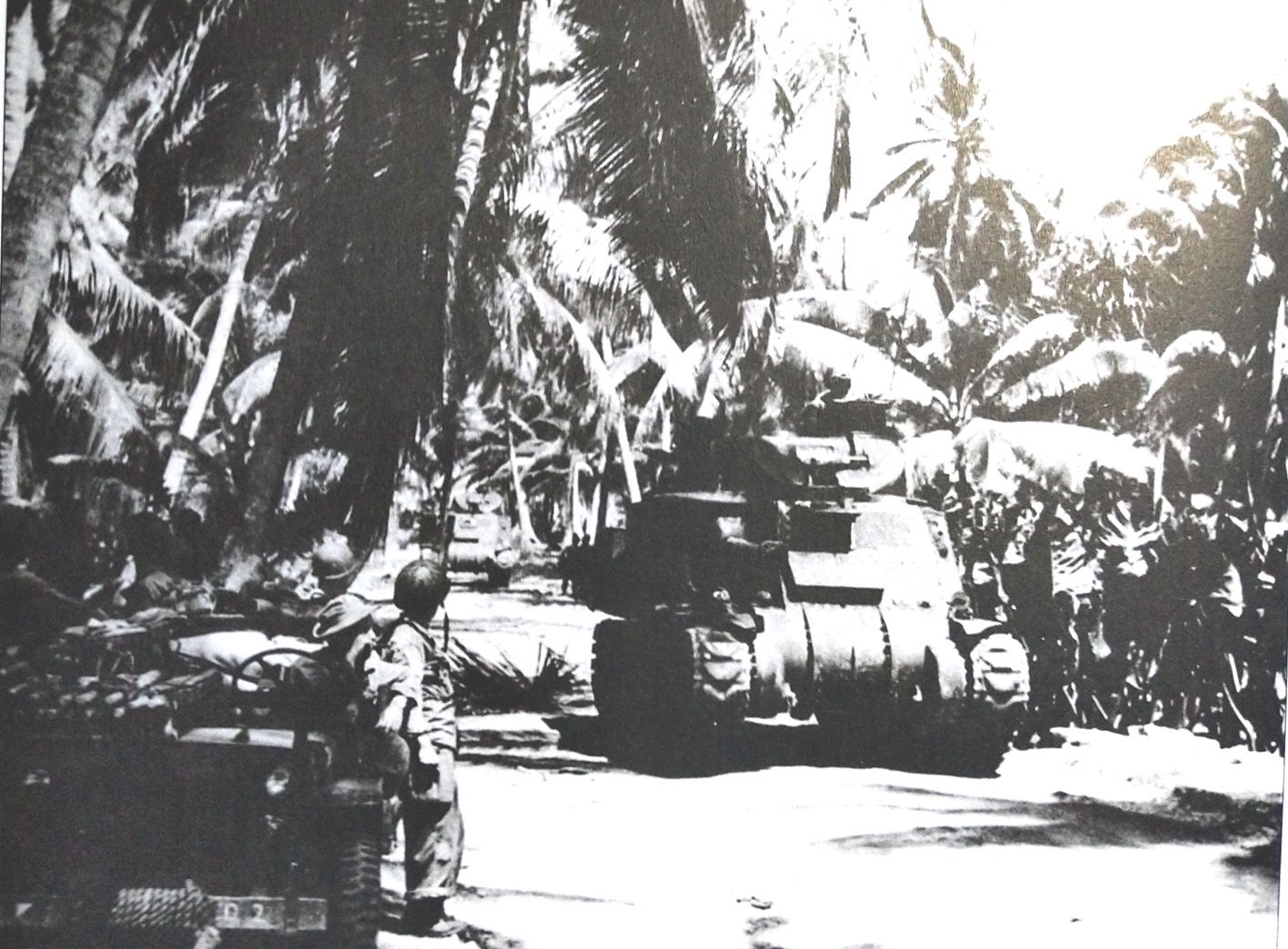 1943年,在太平洋夺岛战斗中,一辆美军的M3中型坦克正在丛林中行进。