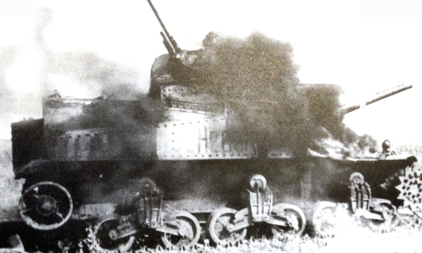 1943年夏季,「库尔斯克战役」期间,战场上一辆被德军摧毁的苏军M3中型坦克燃烧起火。