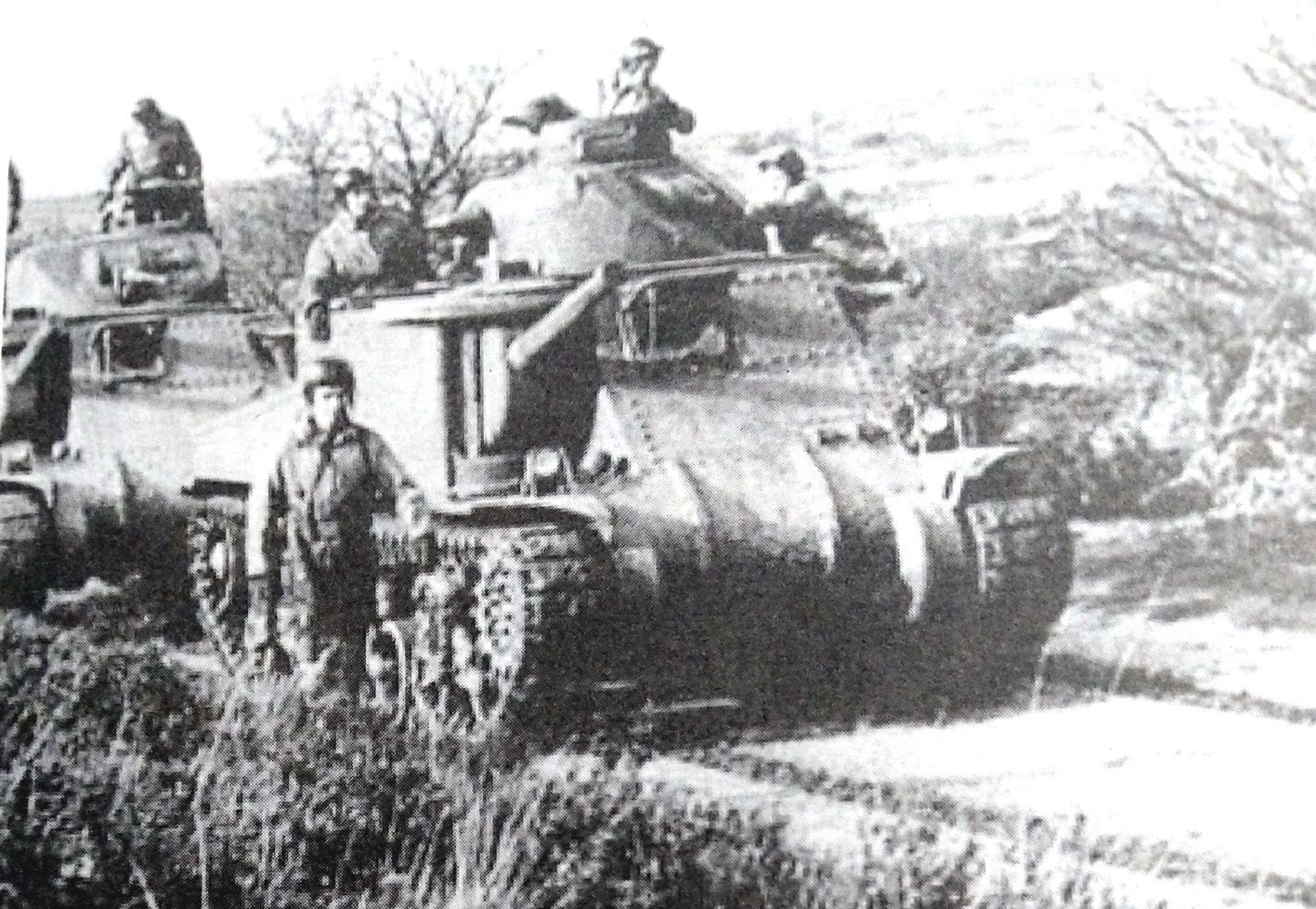 1941年,一队正在英国基地训练的M3中型坦克。