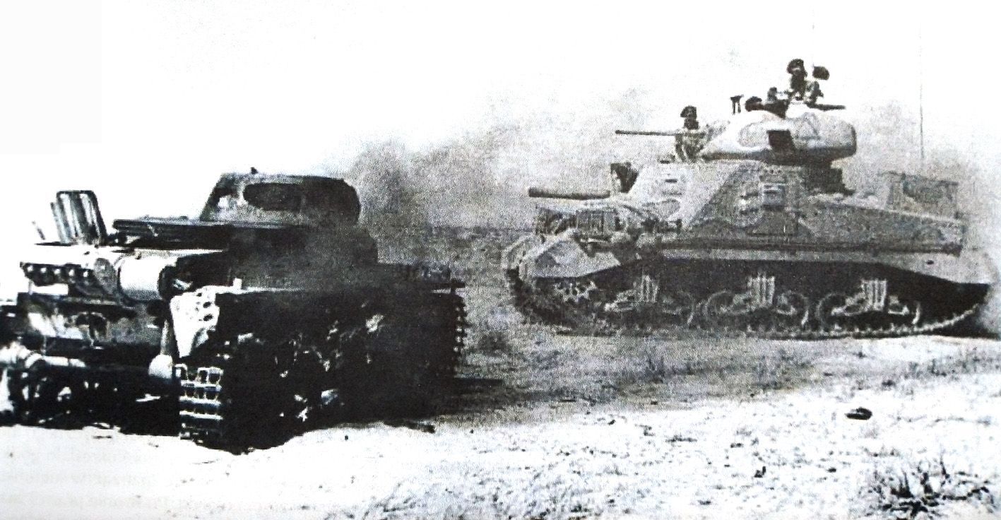 1942年5月,「贾扎拉防线战役」期间,一辆英军的M3中型坦克正在非洲沙漠战场一辆被摧毁的德军1号坦克旁边驶过。