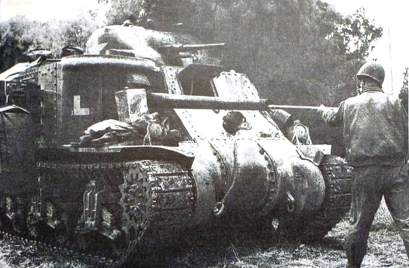 1942年,一辆美军M3中型坦克乘员正在清洗75毫米坦克炮。