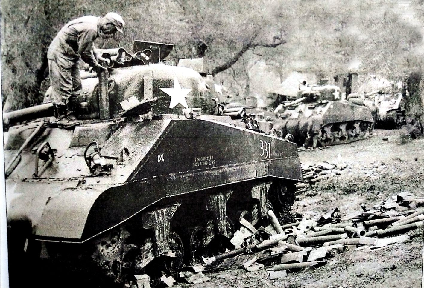 1944年2月6日,「安齐奥战役」期间,美军第1装甲师的1个M4A1车组在卡西诺前线的战斗间隙中整理坦克上的机枪。在1月底这个师在Mignano附近分成二个部分,一部分在南部前线支援第2集团军,另一则前往安齐奥滩头支援第6集团军。