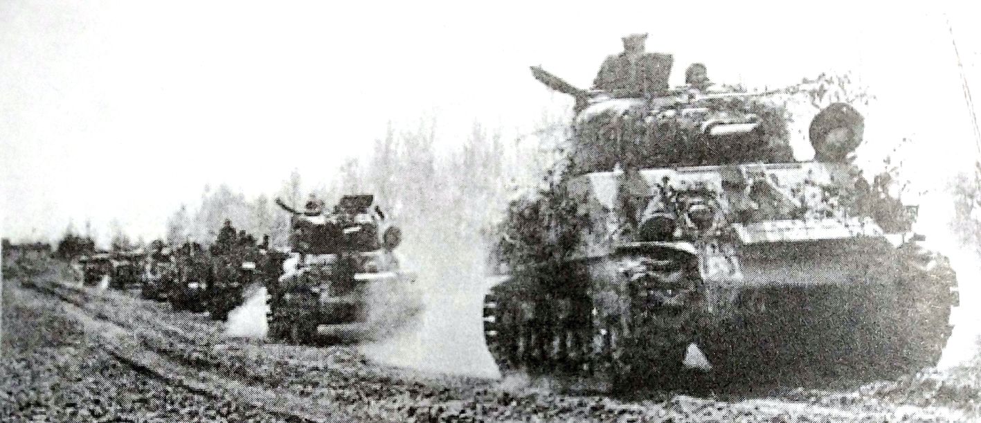 1944年4月,意大利战场上,一辆安装了105毫米火炮的美军M4(105)坦克正带领一队M4坦克行进在村庄的葡萄园中。
