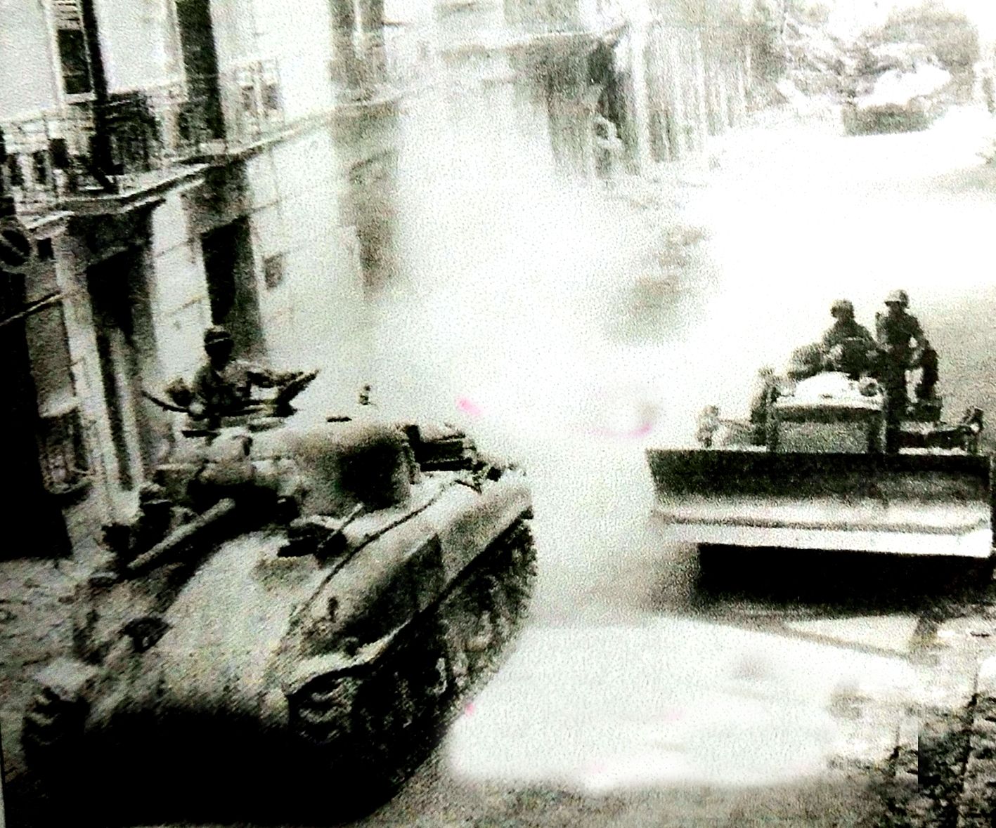 1944年5月19日,「安齐奥战役」期间,当卡西诺镇被攻占后,一辆M4A1坦克在行进中。这辆坦克属于早期生产型,但也采用了双层装甲进行防护升级。