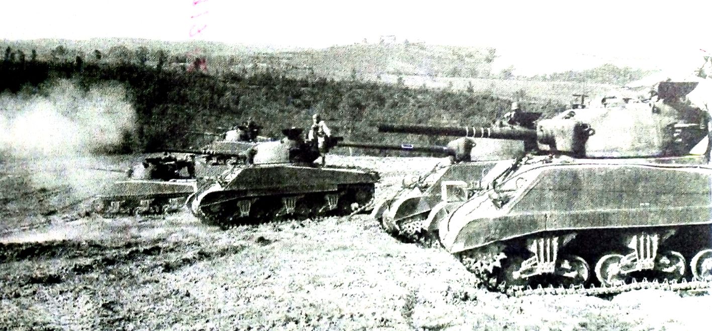 1944年8月,美军第1装甲师第13坦克营A连2排在意大利洛伦扎纳附近地区测试刚接收的配备长身管76毫米火炮的M4A3(76)中型坦克。