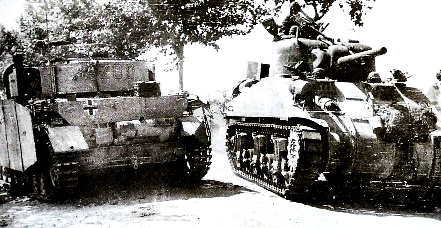 1943年8月,「西西里战役」期间,一辆美军的M4坦克正在一辆被击毁的德军Ⅳ号坦克旁边驶过。