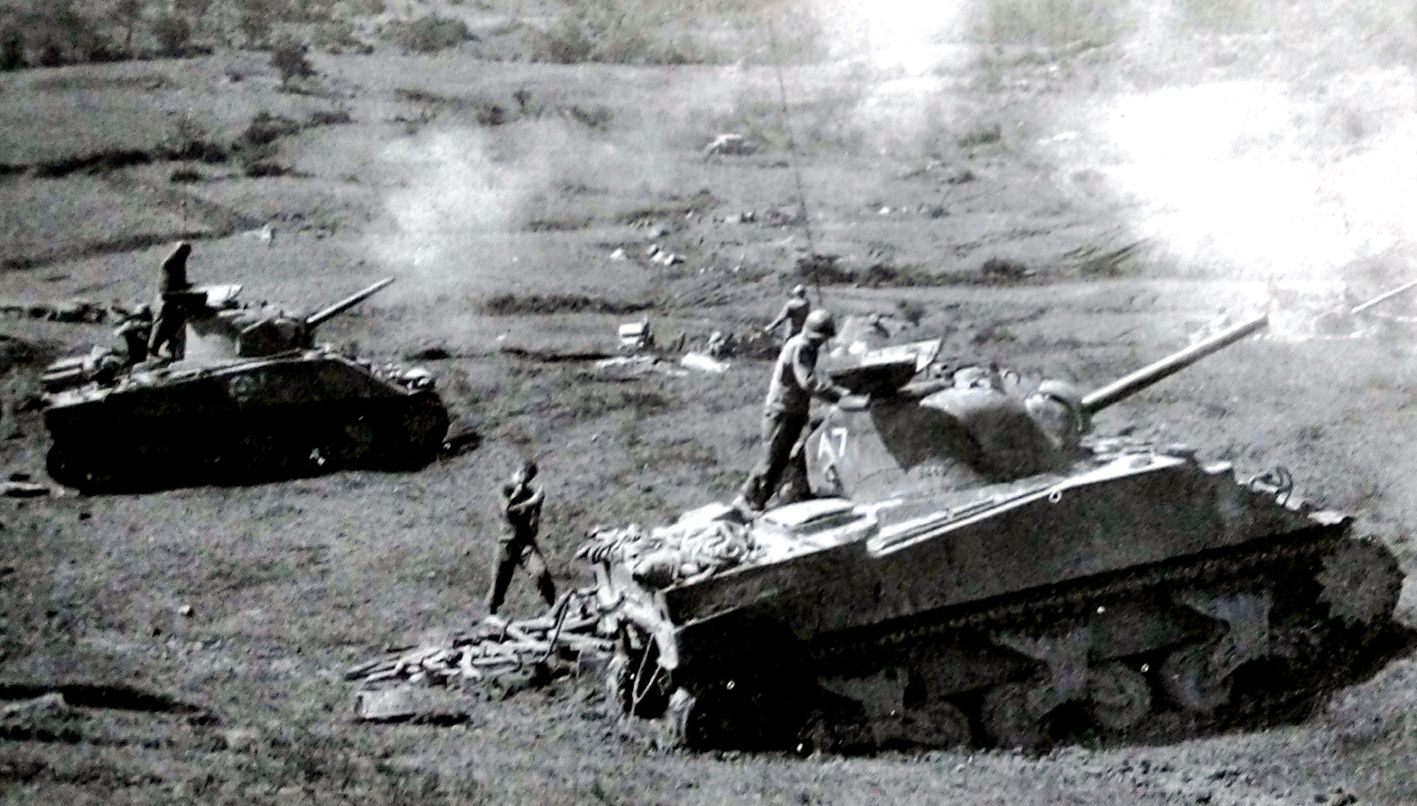 1944年10月,意大利战场上,隶属美军755独立坦克营的多辆M4坦克停在山坡上向敌方阵地射击,因战场山脉众多,坦克不宜行进,故M4作支援步兵的火炮用。