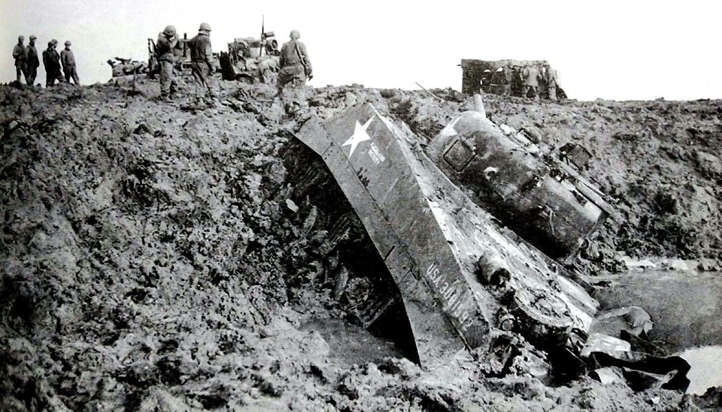 1944年欧洲战场上一辆掉进泥坑中的美军M4坦克。
