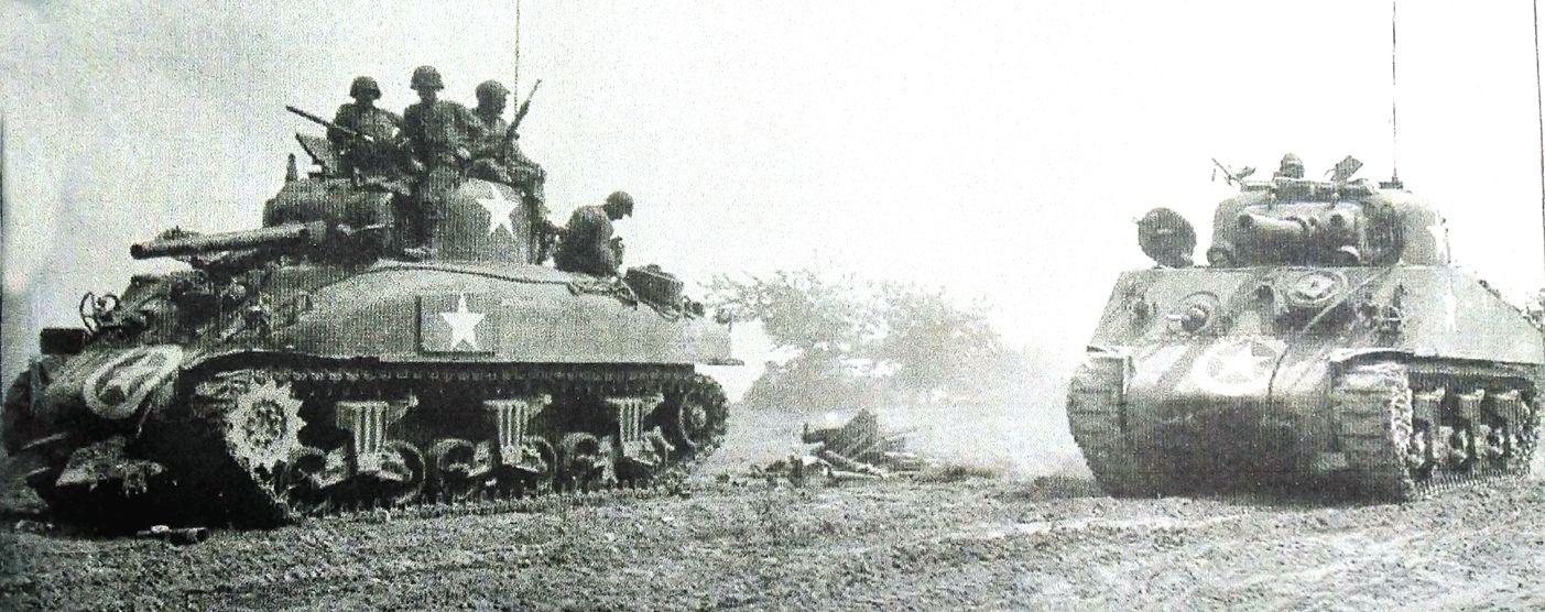 1944年8月16日,「诺曼底战役」期间,一辆后期生产的M4A1(前)和一辆安装了105毫米火炮的M4(105)(后)中型坦克在行进,这两辆坦克都是美军装甲部队在诺曼底战场早期战斗的主力装备。前面一辆M4A1安装了树篱切割器,专门用作切割布列塔尼地区的矮小灌木以开辟道路。