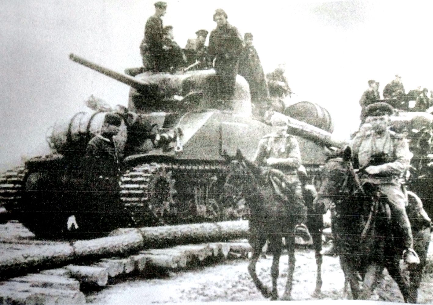 1944年秋,苏军部队装备的M4A2(76)坦克正在向波兰战场进发。