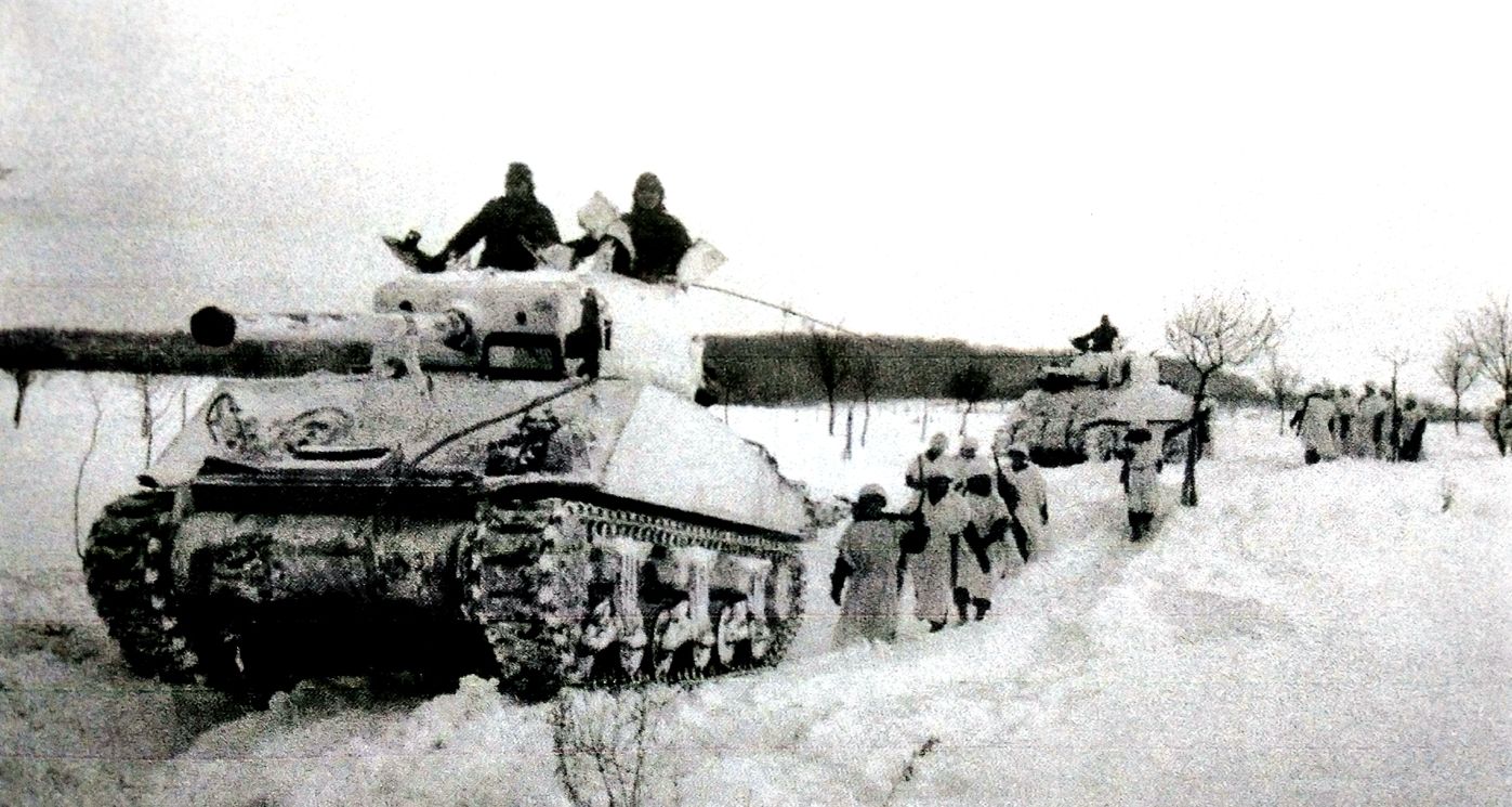 1945年2月29日,「阿登反击战」期间,美军第36师142步兵团C连正在第14装甲师的一辆M4A3(76)带领下在雪地中行进,任务是对德军在阿尔萨斯发起的「北风行动」进行反击并收复失地。当时他们的任务是支援第36师进攻Gabsheim桥头堡。