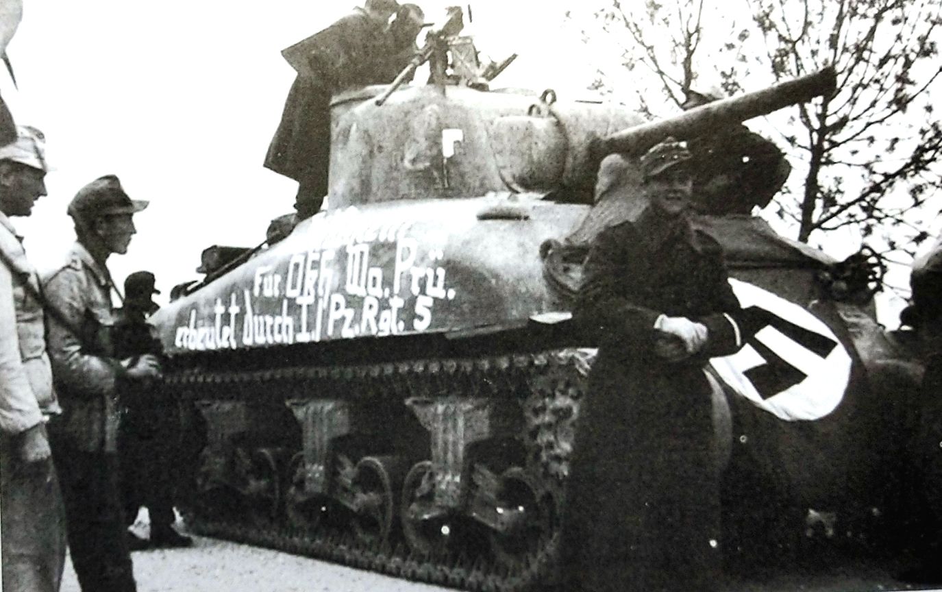 1943年2月,「北非战役」期间,德军第21装甲师缴获的一辆M4A1坦克,车体前部已披上德军旗帜作识别。德军先后缴获盟军不少M4各型坦克,装备德军装甲部队,型号为Pz.Kpfw.M4 748(a)。