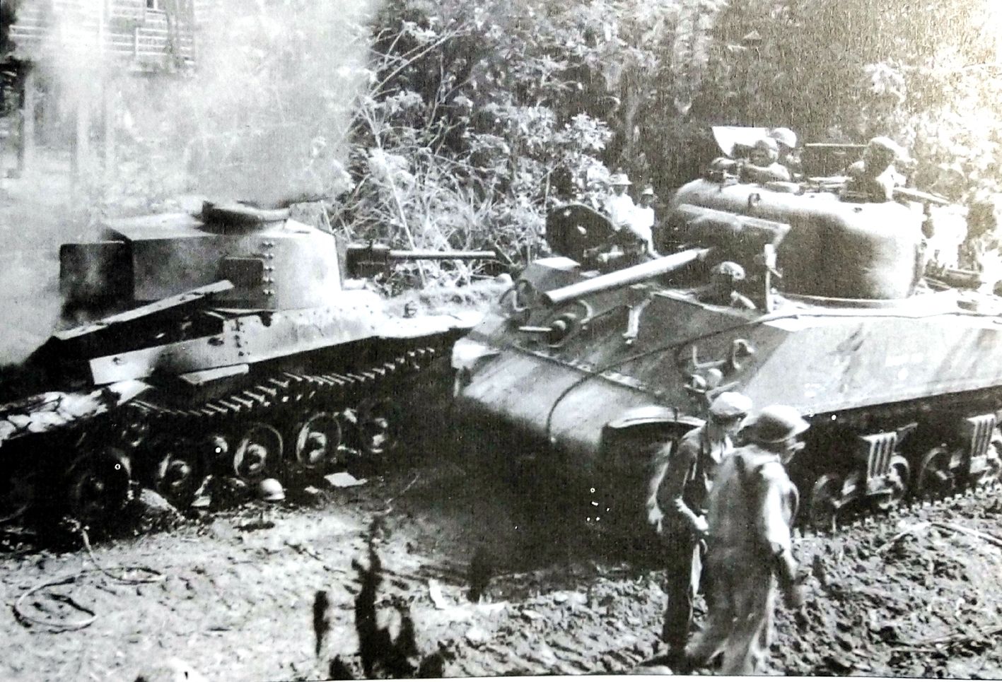 1945年初,「菲律宾战役」期间,美军一辆M4A3中型坦克正在一辆被击毁的日军97式坦克旁边经过。