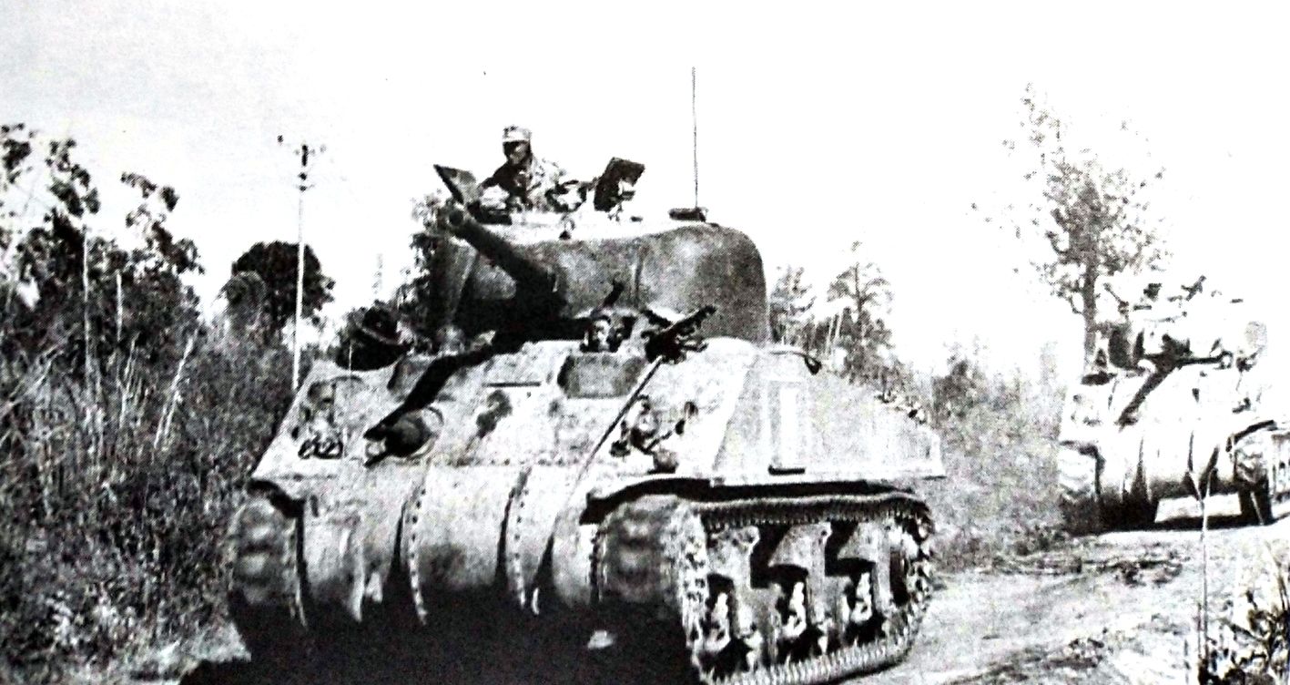 1945年初,「缅甸战役」期间,一队中国远征军的M4A4中型坦克正在丛林路上行进。
