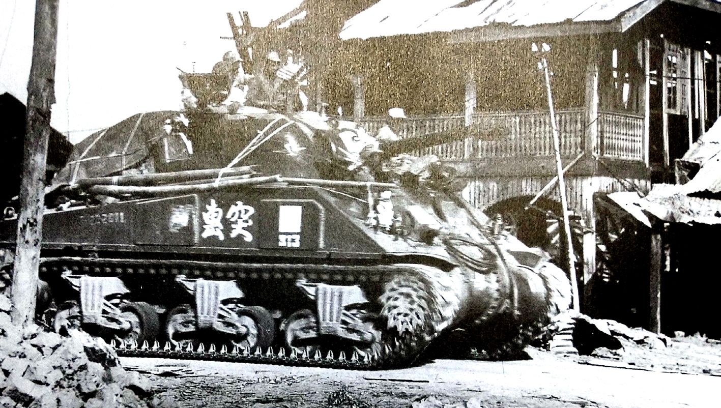 1945年3月,「缅甸战役」期间,中国远征军的一辆M4A4中型坦克正在行进,车体上涂有「突击」二字,炮塔前还画上了虎头标志。