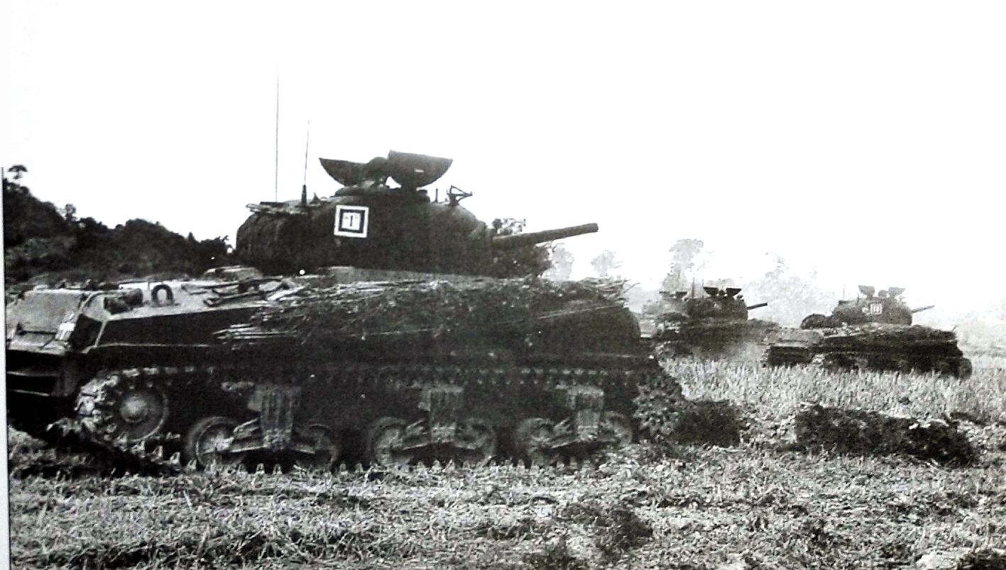 1944年12月,「缅甸战役」期间,英印军第5「国王爱德华七世」枪骑兵团B中队的M4A4中型坦克群正向日军展开攻击。