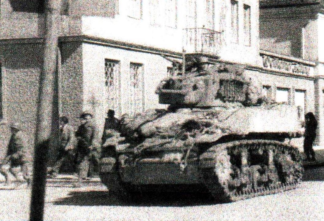 1945年7月28日,支援美军第12装甲师的第116骑兵侦察大队的一辆M5A1轻型坦克正在通过德国Heim镇。