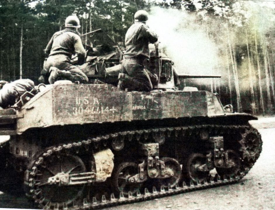一辆美军的M5A1轻型坦克正在战斗行进中。