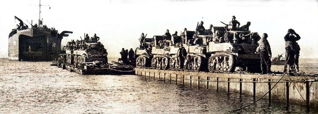 1944年1月22日,「安齐奥登陆」期间,从一辆两栖登陆舰登岸的美军第751坦克营D连的一队M5A1轻型坦克。