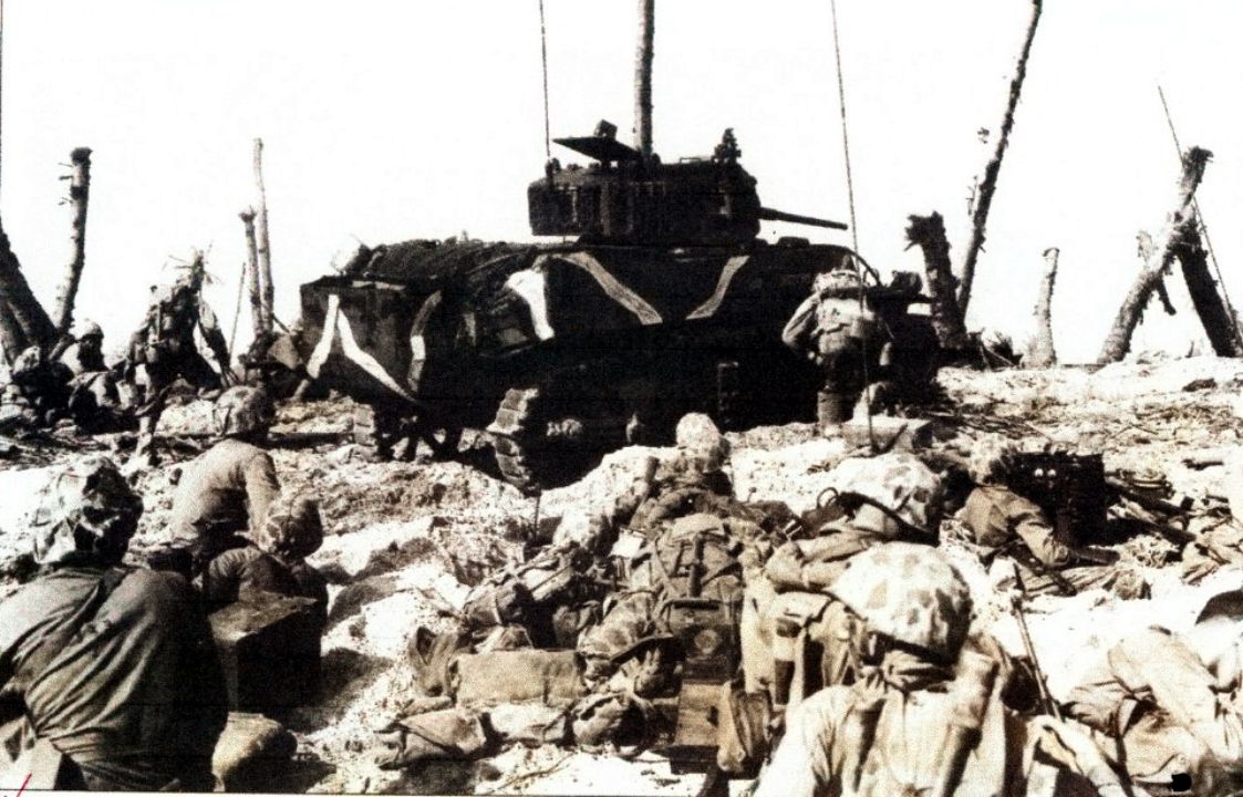 1944年2月1日,在太平洋岛屿登陆战中,美国海军陆战队第4坦克营的一辆M5轻型坦克正在支援海军陆战队战士向敌方阵地进攻,该坦克采用了第4坦克营的常用涂装。