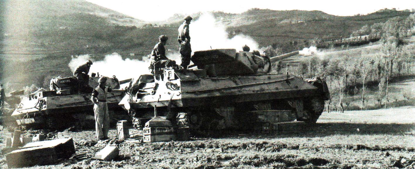 1944年11月17日,意大利波雷塔附近,南非1/11反坦克团三辆分别名为「巫毒」、「冒险者」、「流浪者」的M10坦克歼击车正在为第6南非师的进攻提供火力支援。