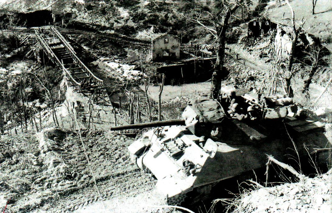 1944年3月3日,「意大利战役」期间,美军第10山地师的一辆M10坦克歼击车正在通过波河河谷,图中可见部分完工的贝利桥及附近一辆损毁的M4中型坦克。