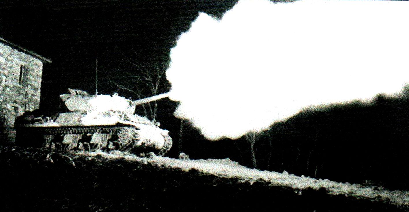 1945年2月20日,意大利战场,一辆美军M10坦克歼击车在夜间开火,支援美军第5集团军部队作战。该歼击车已披挂上冬季迷彩,即在单调的橄榄色上覆盖了白色波纹图案。