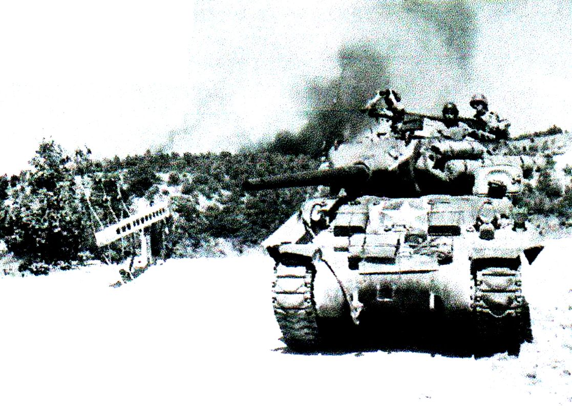 1944年8月15日,「诺曼底登陆」期间,美军第601坦克歼击营C连的一辆M10坦克歼击车在海滩上作掩护。该部队参加过之前的北非战役和意大利西西里岛作战行动,最初装备的是M3 75毫米火炮战车。