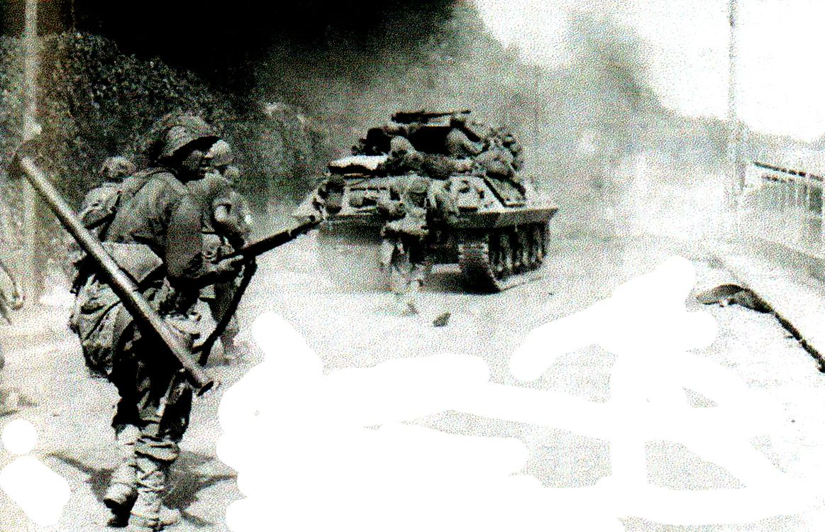 1944年8月23日,美军一辆M10坦克歼击车正在通过枫丹白露地区(Fountainebleau,法国巴黎东南部地区的一个镇),旁边是一位携带巴祖卡火箭筒的士兵。