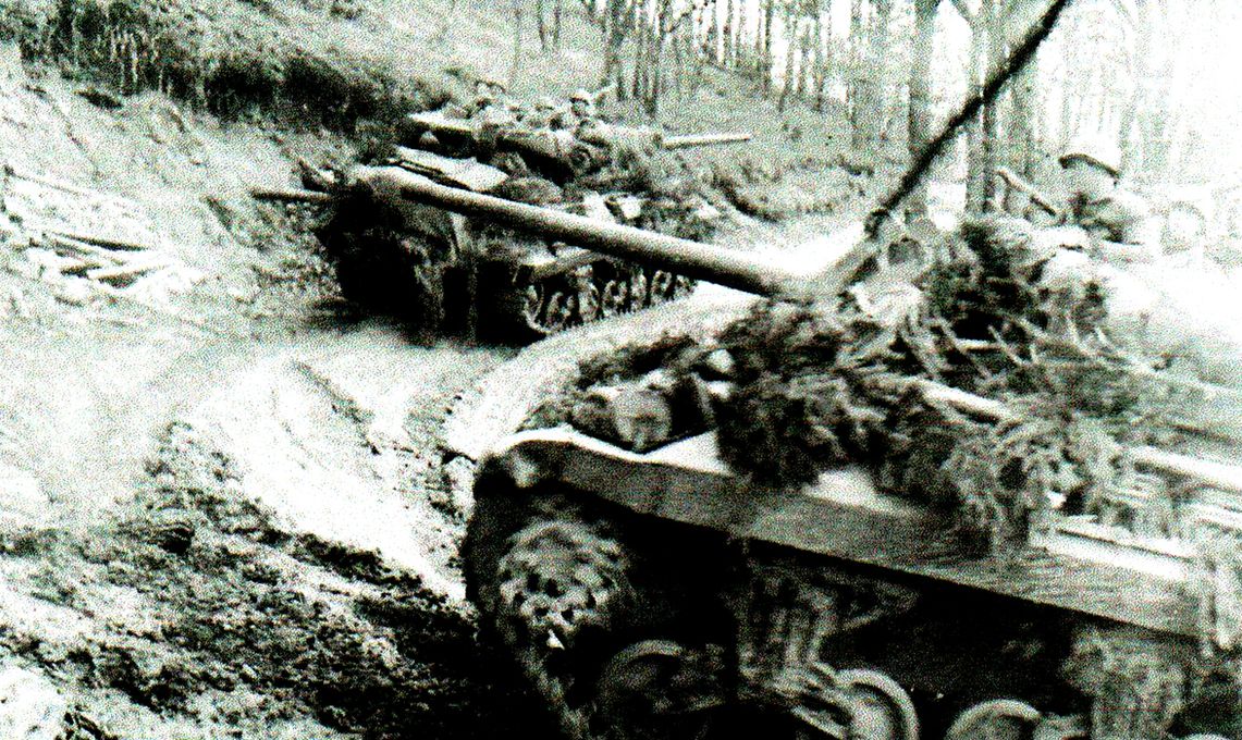 1944年11月18日,「赫特根森林战役」期间,两辆M10坦克歼击车正沿着陡峭的林间道路向上开进,支援美军步兵的第二阶段作战行动。经受了严重伤亡后,美军直到12月初才从弹坑散布的森林里打出了一条通路。