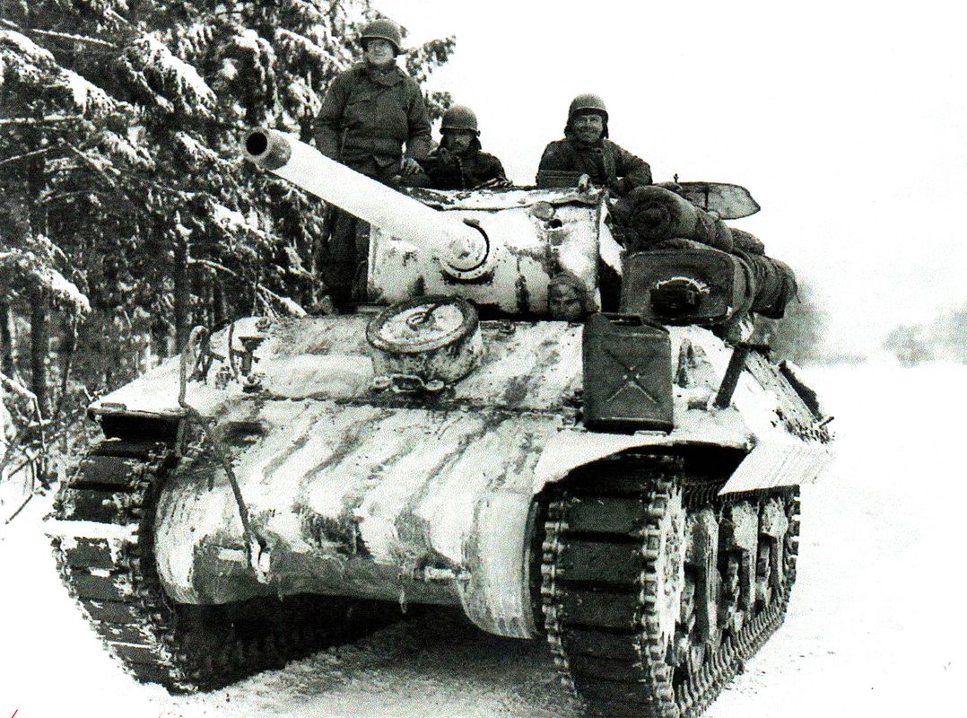 1945年1月21日,「突出部之役」期间,美军第773坦克歼击营一辆作了雪地伪装的M10坦克歼击车。该营是美军在欧洲获得最好战绩的坦克歼击部队之一,1945年1月间取得了毁伤德军103辆装甲车辆的战绩,图中这辆战车在卢森堡Oberwampach附近的一次德军反击中毁伤了5辆德军坦克。