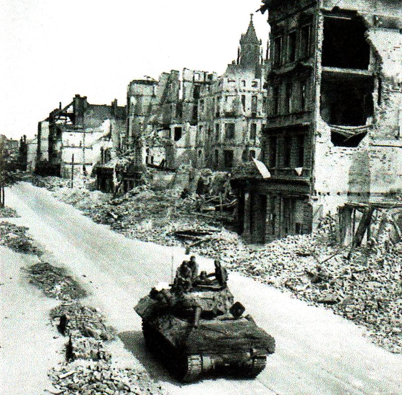 1945年4月18日,「马格德堡战役」期间,美国第9集团军第823坦克歼击营的一辆M10坦克歼击车途径德国马格德堡市的废墟,战车安装了顶部装甲,车体四周配备了沙袋和混凝土作为附加防护。