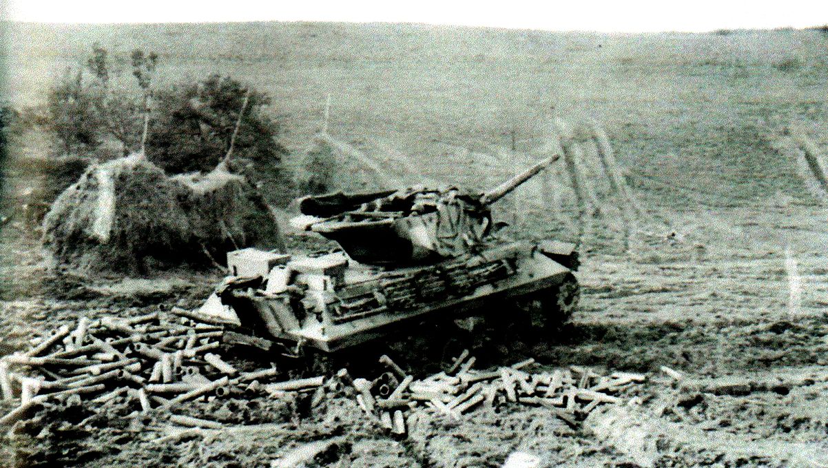 1944年,西线战场上隶属美军第804坦克歼击营一辆晚期生产型M10坦克歼击车,周围堆积了大量炮弹壳和空药管,被作为炮兵火力支援角色使用。此类任务在1944年晚期开始日益增多,一部分原因是战场上的德军坦克日益减少,而此时火力较弱的M10也对付不了德军的重型坦克,因此不少战地指挥官只用它作为火力支援武器使用。