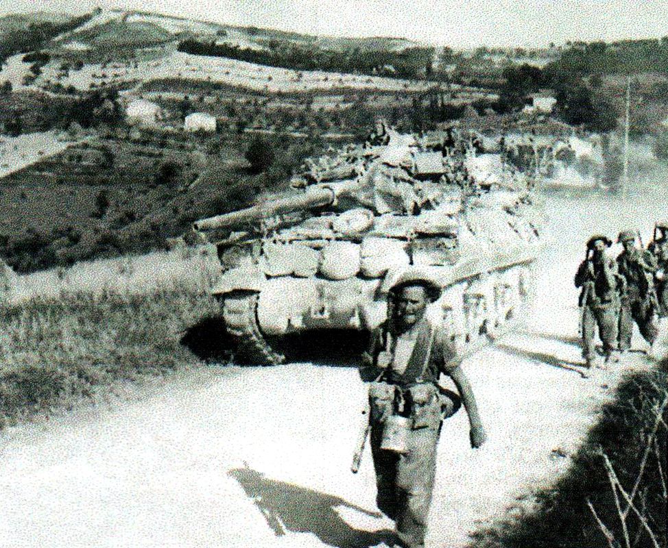 「意大利战役」期间,1944年8月28日,在西线Petriane地区附近的一次突击战斗中,英军第93反坦克团的一辆M10坦克歼击车在支援「谢尔伍德森林人」团第5营的步兵作战。