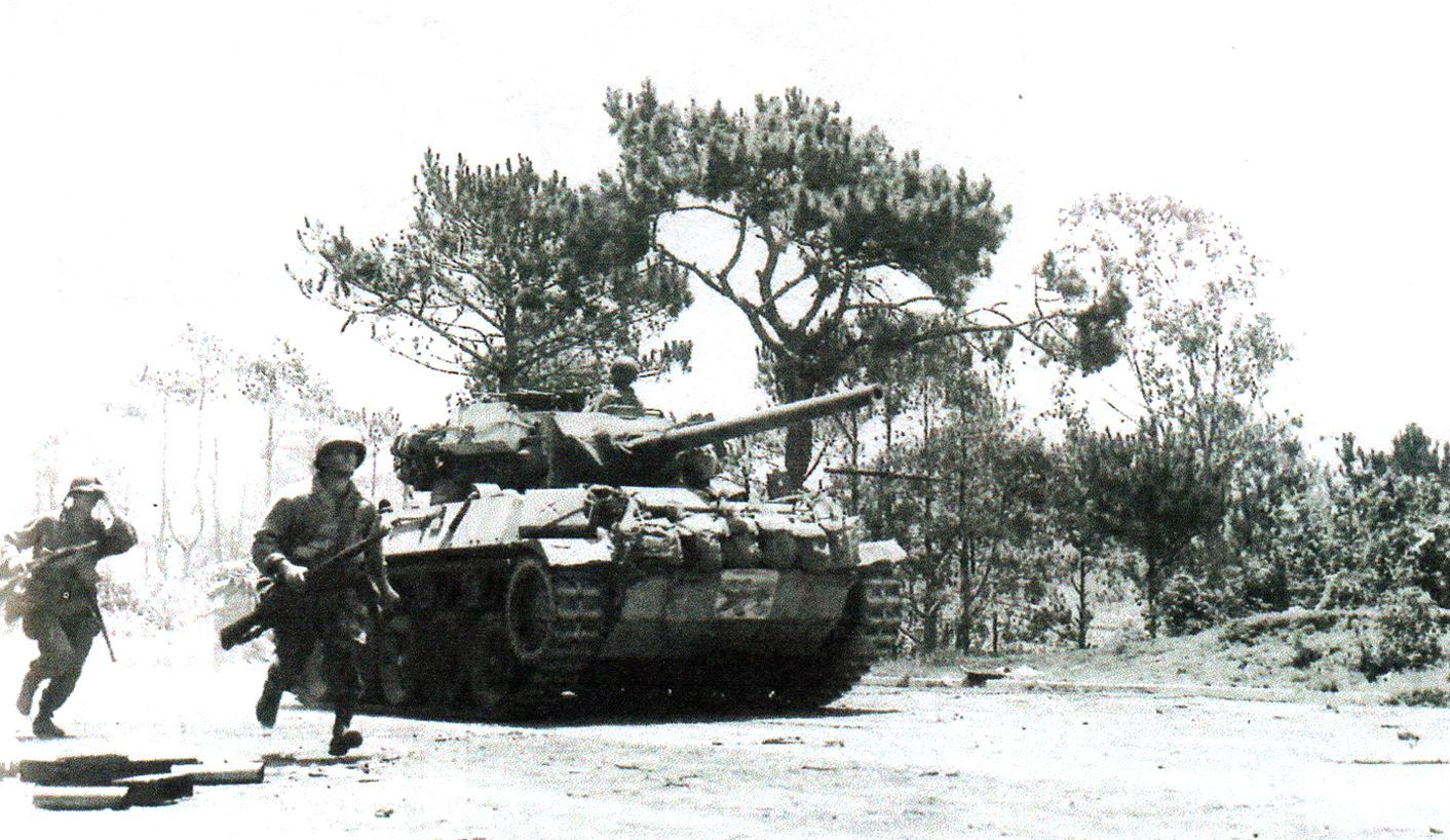 1945年4月24日,「菲律宾战役」期间,在吕宋岛碧瑶附近地区,支援美军第37师129步兵团战斗的M18 76毫米坦克歼击车。