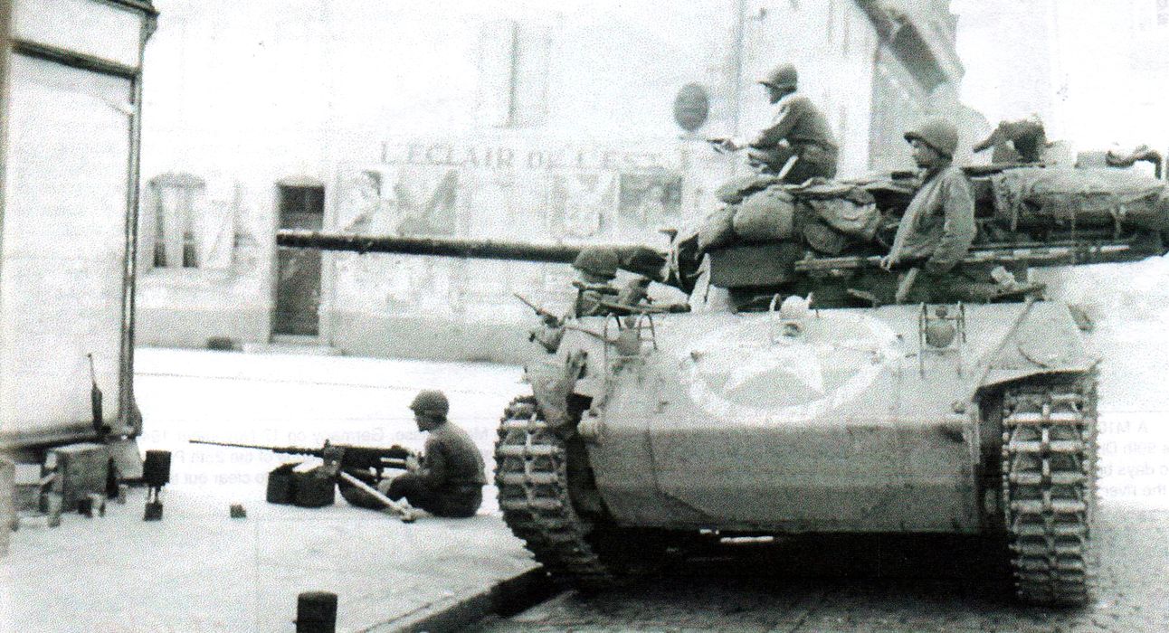 1944年9月22日,法国Frambois镇,一辆M18坦克歼击车在守卫一处路口。在这辆战车旁是一挺带三脚架的M2勃朗宁重机枪,很有可能这挺机枪就是从这辆坦克歼击车上拆卸下来的,这张图片同时也展示了M18车头前那个巨大的盟军星标。