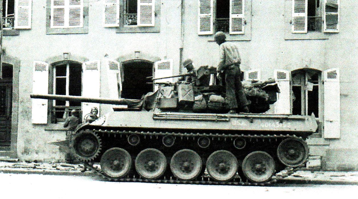 1944年9月12日,「布雷斯特战役」期间,一辆名为「大惊喜(Big Gee)」的M18 76毫米「地狱猫」在法国布雷斯特街道上参与最后一阶段攻坚战。布雷斯特是位于布列塔尼地区盟军希望夺取的一个重要海港城市,但直到1944年9月19日德军完全摧毁了该地的所有港口设施后方才被攻陷。