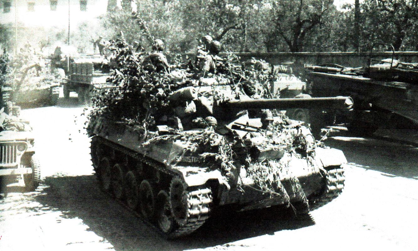 1944年9月,「安齐奥登陆」后,第一批生产的M18坦克歼击车开始进驻意大利。图中这辆经过良好伪装的M18「地狱猫」名为「干邑白兰地(Crock of Cognac)」,隶属于第805坦克歼击营,1944年9月11日,其在意大利Fonteloon附近地区支援美军第5集团军91师的作战行动。