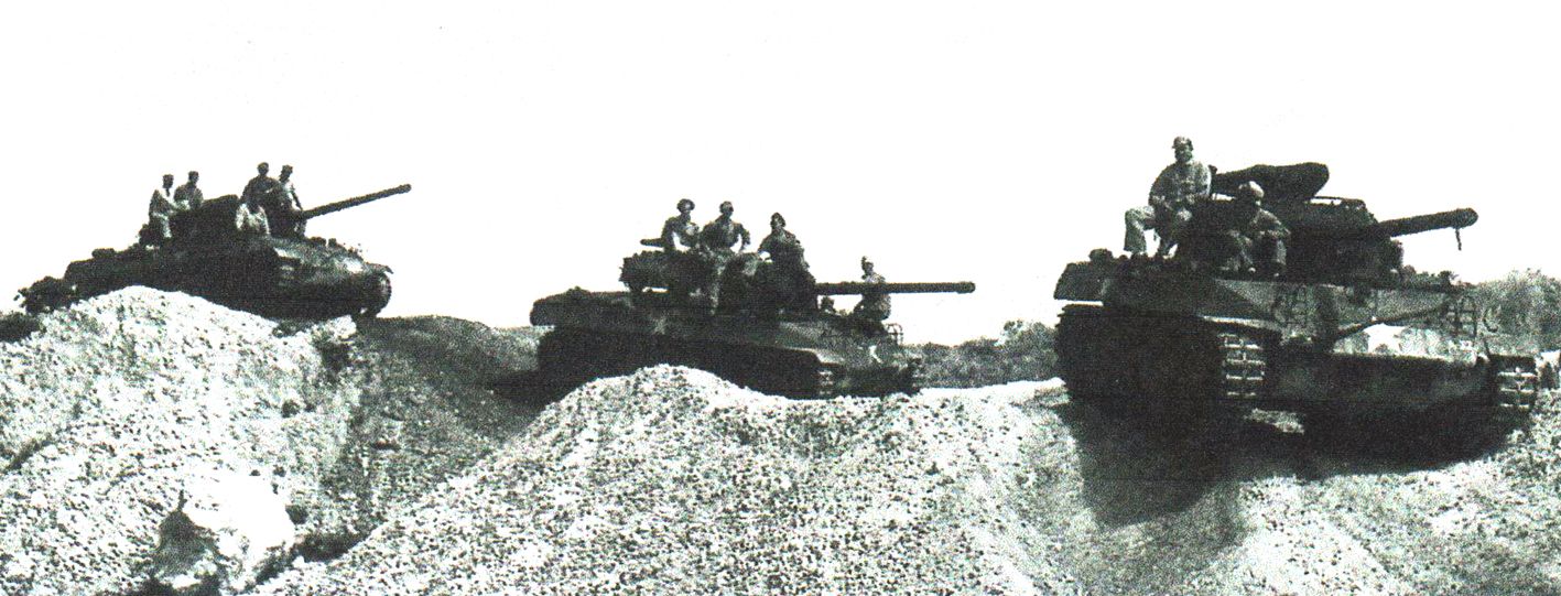 1944年8月22日,在新赫布里底群岛圣灵岛上训练的美军第637坦克歼击营A连一个排的M18「地狱猫」战车。