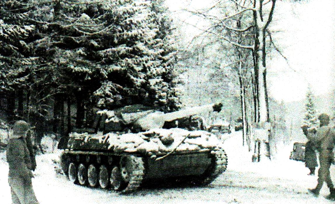 1945年1月21日,「突出部之役」期间,比利时Fisenne附近地区,一辆在雪地弯道上打滑的美军第2装甲师M18坦克歼击车。对于采用橡胶履带的装甲车辆来说,在比利时的冰雪路面上行驶尤为不易,为了提高牵引力,M18通常会采用钢质履带。